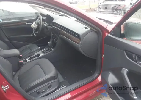 2022 Volkswagen Passat 2.0T Limited Edition z USA, uszkodzony, nr VIN 1VWBA7A32NC010247